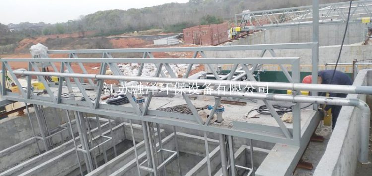 行車泵吸式吸泥機(jī) 行車泵吸式吸泥機(jī)