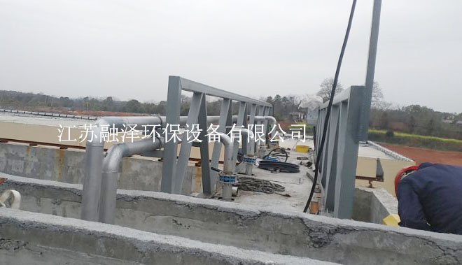 行車泵吸式吸泥機(jī) 行車泵吸式吸泥機(jī)