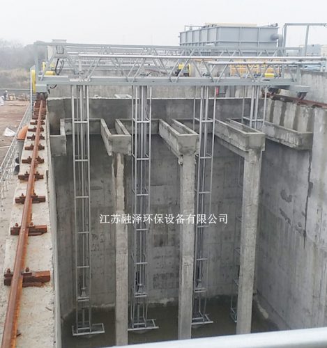 行車泵吸式吸泥機(jī) 行車泵吸式吸泥機(jī)