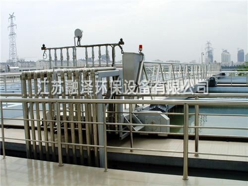 行車泵吸式吸泥機(jī) 行車泵吸式吸泥機(jī)